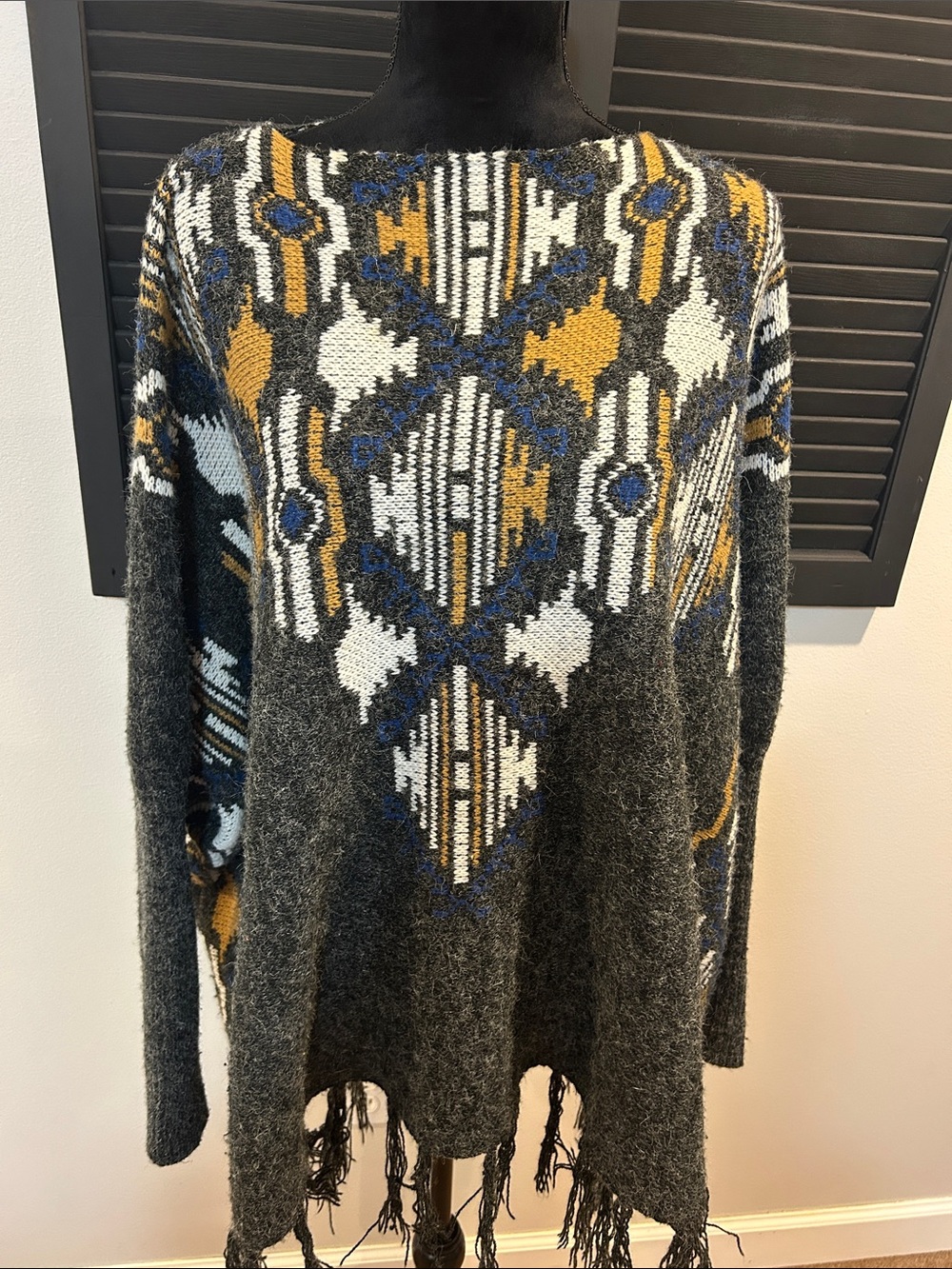Fringe-Hem Geometric Crewneck Sweater - Charcoal with Yellow & Blue